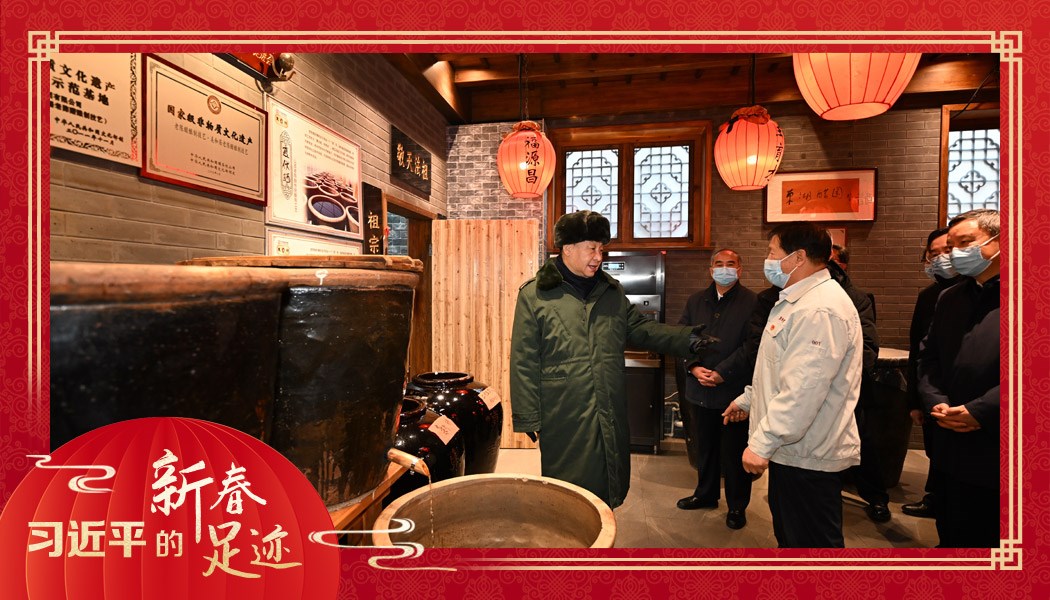 2022年1月27日，習(xí)近平總書記沿街巷察看山西平遙古城風(fēng)貌，走進東湖老醋坊，了解當(dāng)?shù)亻_展特色經(jīng)營情況。