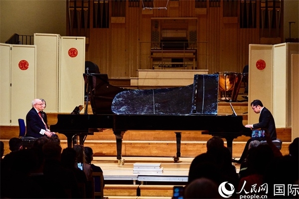 英國(guó)皇家音樂(lè)學(xué)院教授朱利安-雅格布森和旅英鋼琴家李勁峰演奏《黃河鋼琴協(xié)奏曲》。楊浩鵬攝