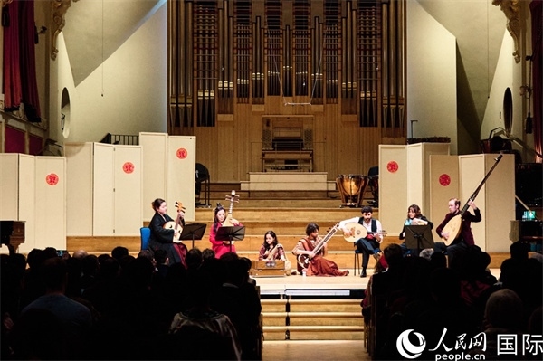 英國(guó)中樂(lè)團(tuán)和倫敦魯特琴樂(lè)團(tuán)演奏《絲綢之韻》。楊浩鵬攝