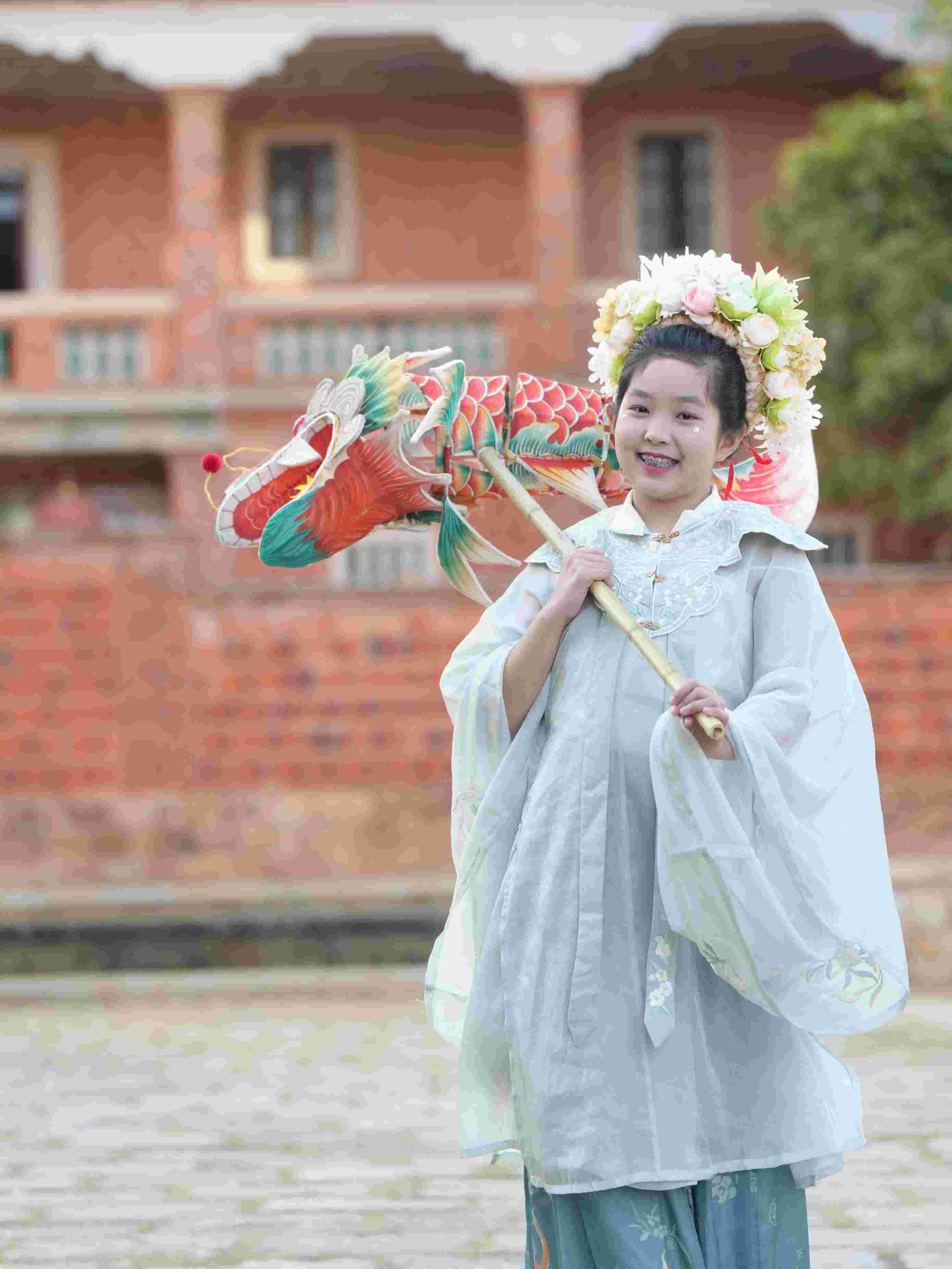 在泉州，沈女士為女兒拍下頭戴簪花的照片。受訪者供圖