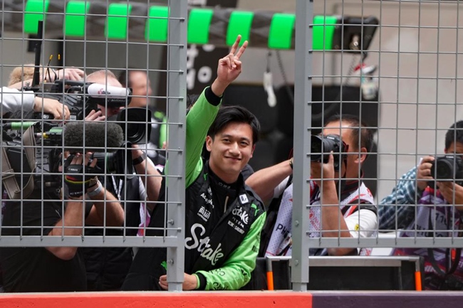 2024年4月19日，索伯車隊(duì)中國車手周冠宇（中）在練習(xí)賽前向觀眾致意。當(dāng)日，F(xiàn)1中國大獎賽在上海開賽。中國車手周冠宇主場首秀參賽。新華社記者 夏一方攝