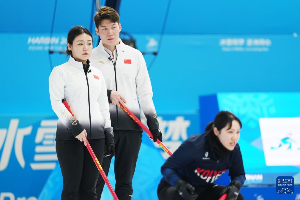 2月6日，中國隊選手王智宇（中）、韓雨（左）在比賽中。新華社記者 王松 攝