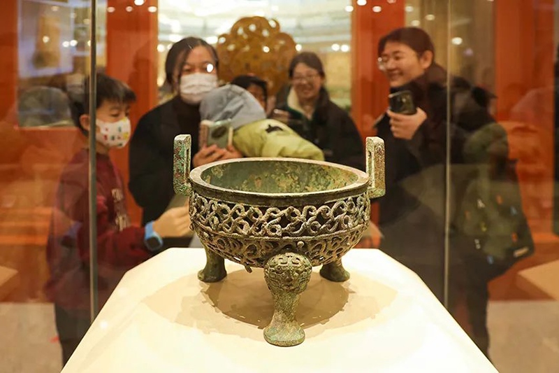 “尋蛇——藏在山西博物院里的蛇”展出的蟠蛇紋鏤空鼎。山西博物院供圖