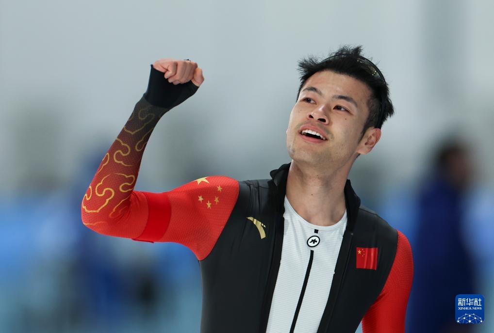 2月8日，寧忠?guī)r慶祝奪冠。新華社記者 王楷焱 攝