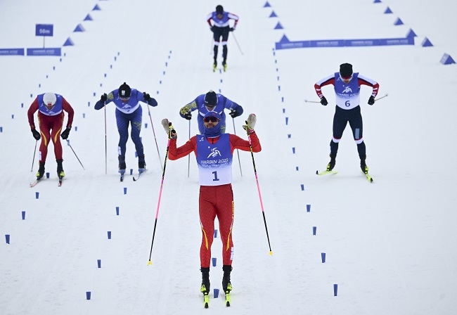 2月8日，王強（中）慶祝奪冠。新華社記者 張龍攝