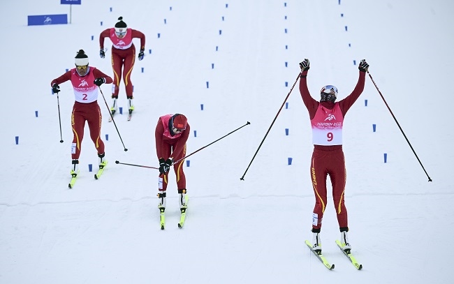 2月8日，李磊（右一）沖過終點后慶祝奪冠。新華社記者 張龍攝