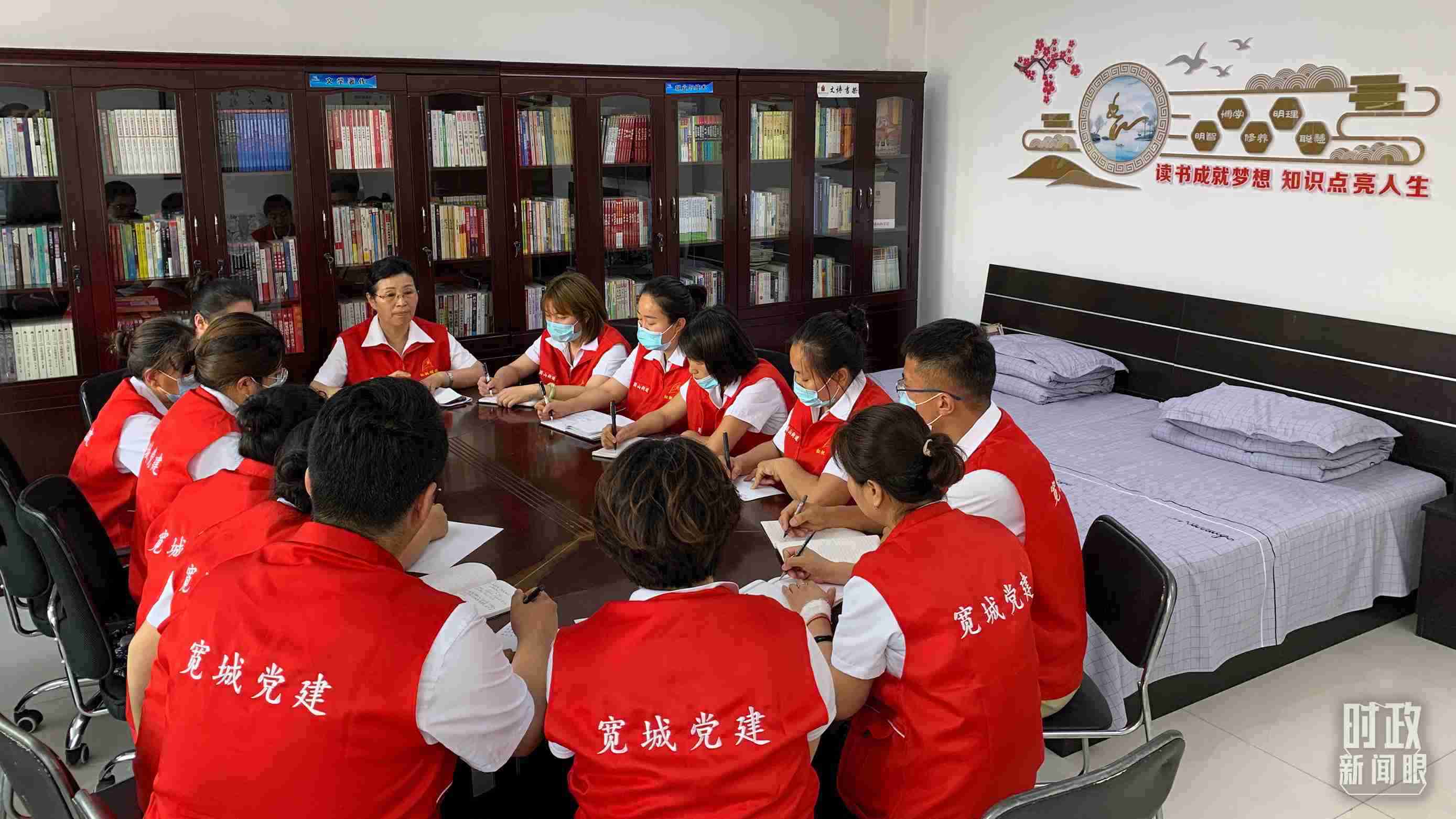 △吉林長(zhǎng)春，長(zhǎng)山花園社區(qū)黨建討論會(huì)。（總臺(tái)央視記者趙化拍攝）