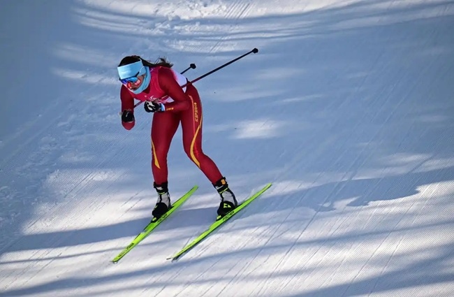 2月9日，中國隊(duì)選手巴亞尼·加林在比賽中。新華社記者 張龍攝