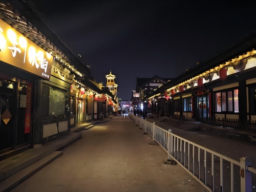 道歉公告發(fā)布后，夜晚10時(shí)的古城。人民網(wǎng)記者 黃鈺攝