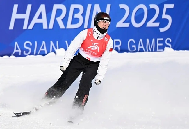 2月9日，徐夢桃在完成動(dòng)作后慶祝。新華社記者 夏一方攝