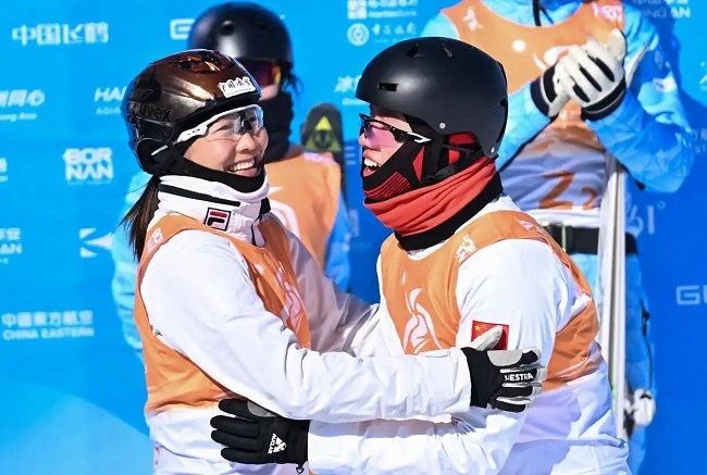 2月10日，中國隊選手李心鵬（前右）與徐夢桃慶祝。新華社記者 楊晨光攝