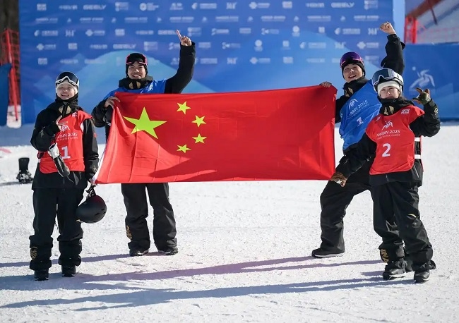 2月10日，中國隊選手張小楠、楊文龍、姜鑫杰與熊詩芮（從左至右）在比賽后慶祝。新華社記者 楊青攝