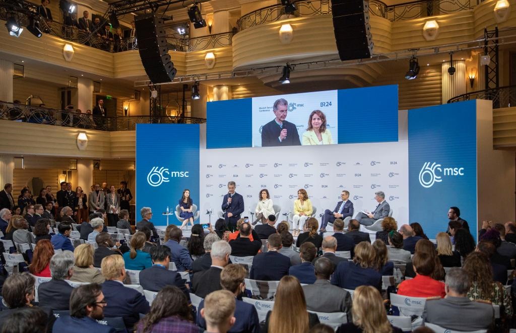 2024年2月18日，慕安會主席克里斯托夫·霍伊斯根（中左二）在德國慕尼黑舉行的第60屆慕尼黑安全會議上發(fā)表閉幕致辭。新華社記者 張帆 攝