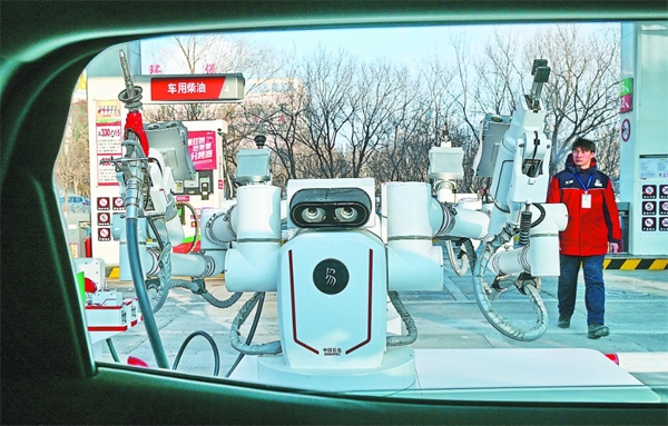 智能加油機器人在加能站工作。受訪者供圖