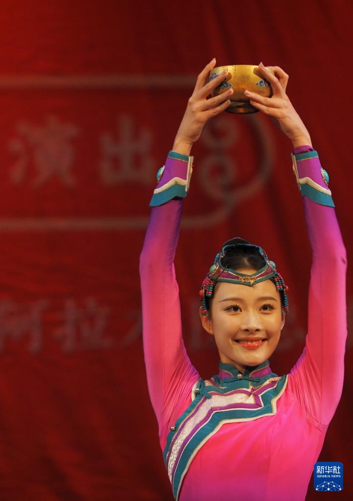 2月11日，在哈薩克斯坦阿拉木圖的阿拜國家歌劇和芭蕾舞劇院，中國演員表演舞蹈。新華社記者 趙宇 攝