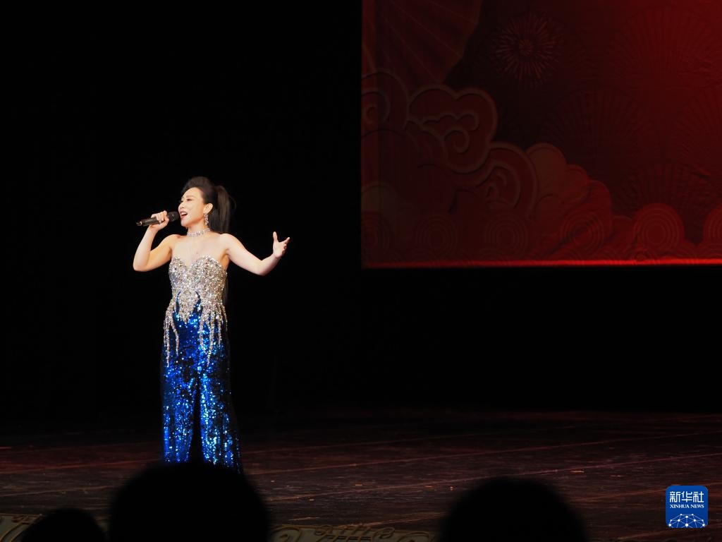 2月11日，歌手在哈薩克斯坦阿拉木圖的阿拜國家歌劇和芭蕾舞劇院演唱歌曲。新華社記者 趙宇 攝