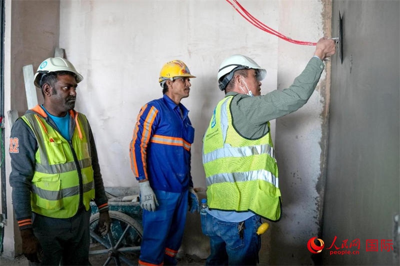 抹灰。人民網塔里克·易卜拉欣攝