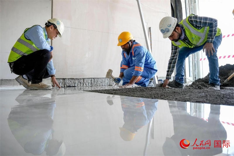 鋪地磚。人民網塔里克·易卜拉欣攝