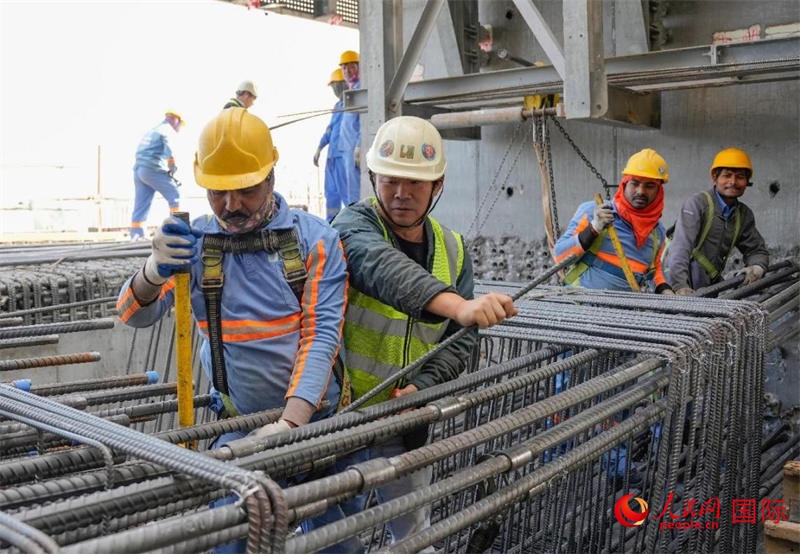 扎鋼筋。人民網塔里克·易卜拉欣攝
