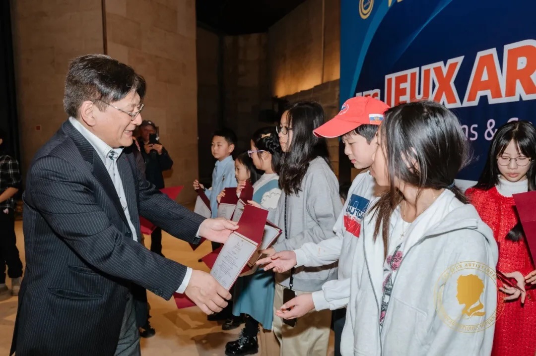 圖2：亞丁為獲獎兒童頒發(fā)證書。法中交流促進會供圖