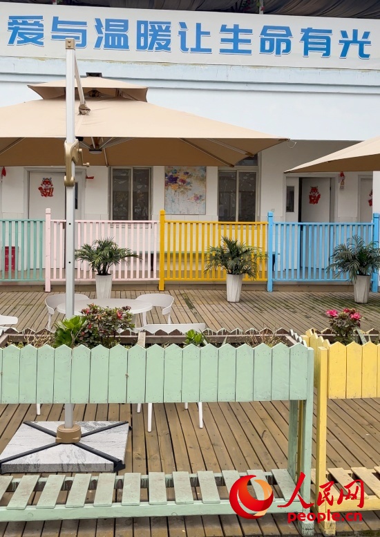 為讓“老小孩”住著開心，南泉鎮(zhèn)衛(wèi)生院設(shè)計成幼兒園風(fēng)格。人民網(wǎng) 陳葉欣攝