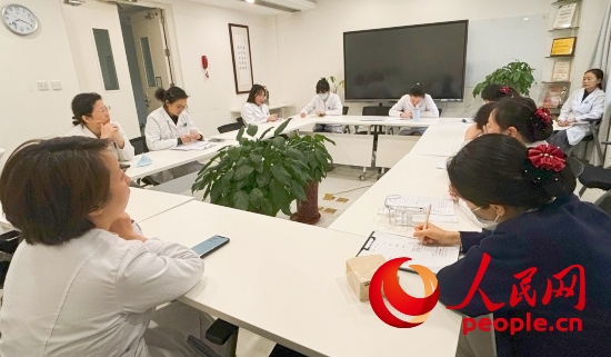 交班會上，海淀醫(yī)院安寧療護團隊討論患者和家屬需求。人民網(wǎng)記者 金慧慧攝