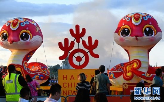 圖為游客在2025年奧克蘭元宵燈節(jié)游覽。（圖片由奧克蘭中國文化中心提供）