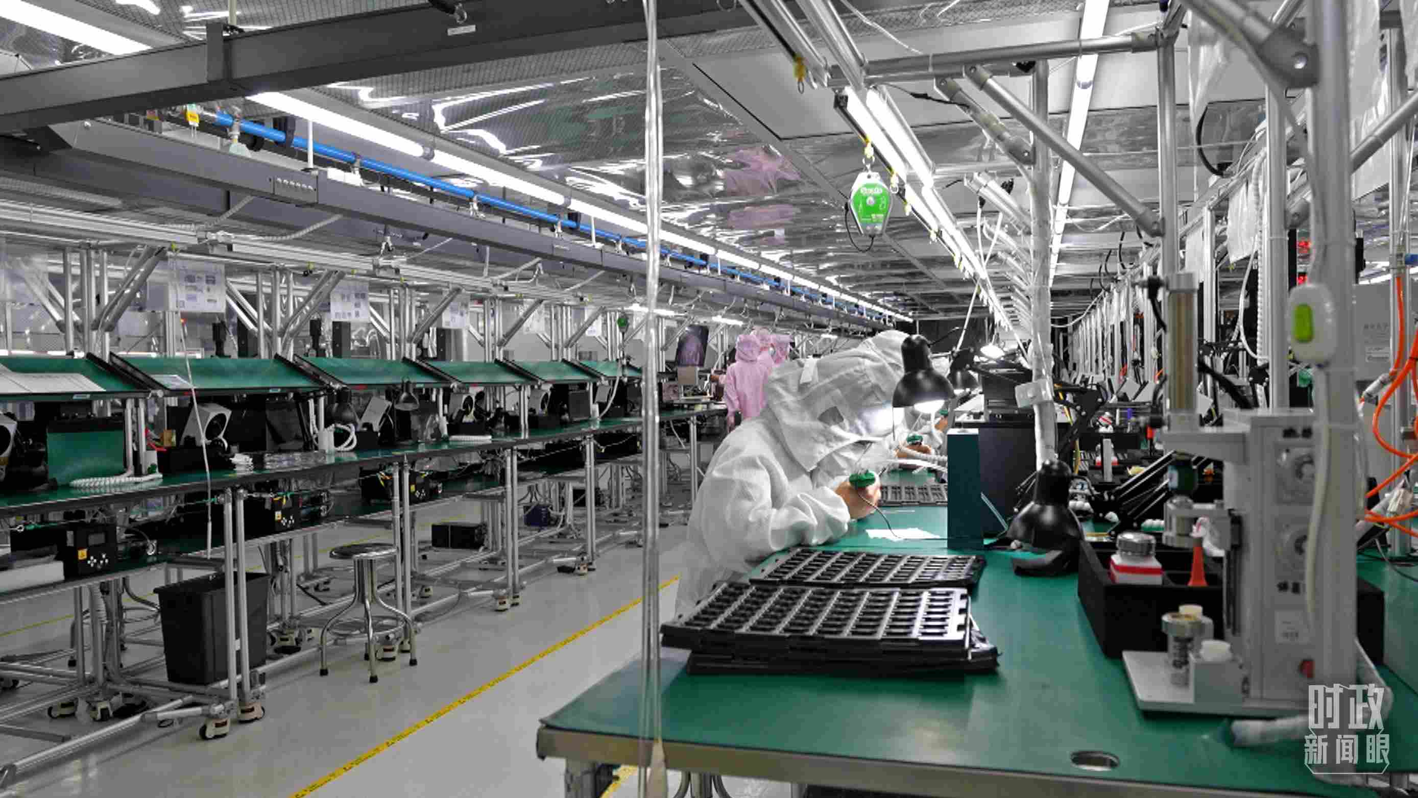 △四川省宜賓市極米光電有限公司的無塵車間光機(jī)組裝線。（總臺(tái)央視記者范學(xué)禹拍攝）