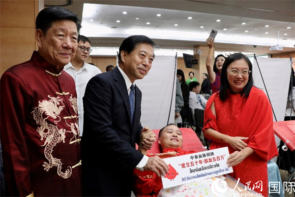韓志強(qiáng)大使與獻(xiàn)血者代表合影。朱瀟逸攝