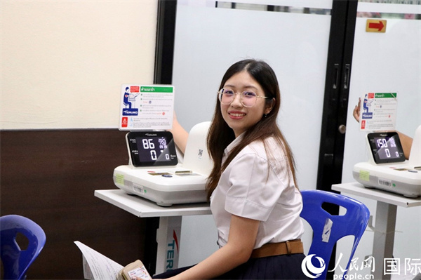 獻(xiàn)血者在獻(xiàn)血前進(jìn)行健康檢測(cè)。朱瀟逸攝