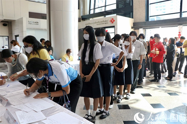 獻(xiàn)血者排隊(duì)填寫報(bào)名表。朱瀟逸攝