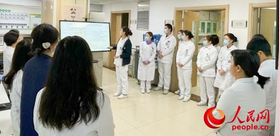 華西第四醫(yī)院姑息醫(yī)學(xué)科交班會上，護(hù)士介紹患者情況。人民網(wǎng)記者 金慧慧攝