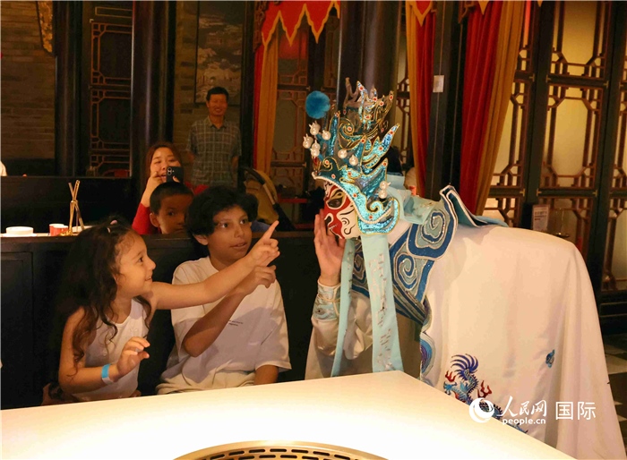 迪拜火鍋店里的川劇變臉表演。 人民網(wǎng)記者 管克江攝