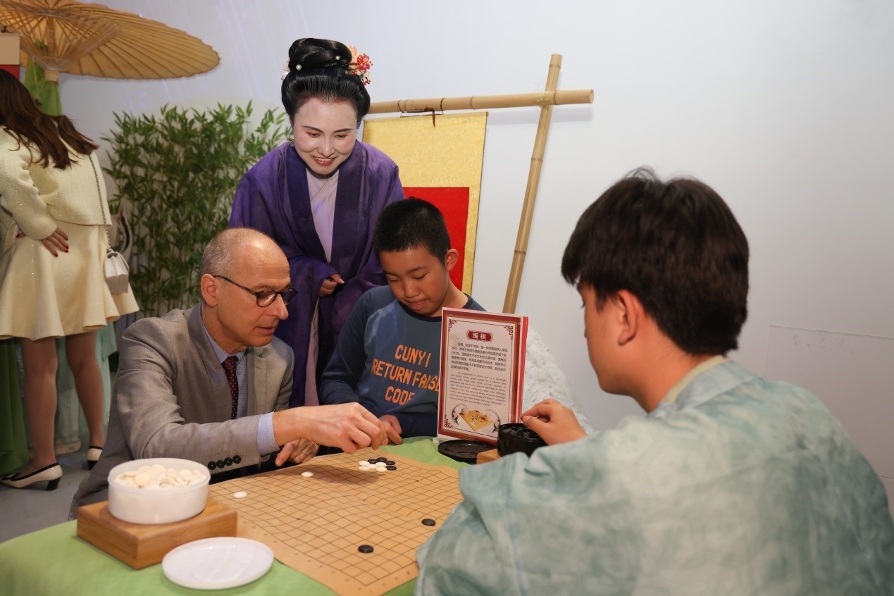 嘉賓體驗圍棋對弈。人民網(wǎng)記者 任皓宇攝