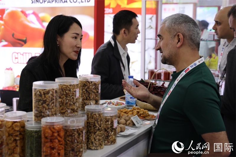 中外商家在第三十屆海灣食品展上交流。人民網(wǎng)記者 張志文攝