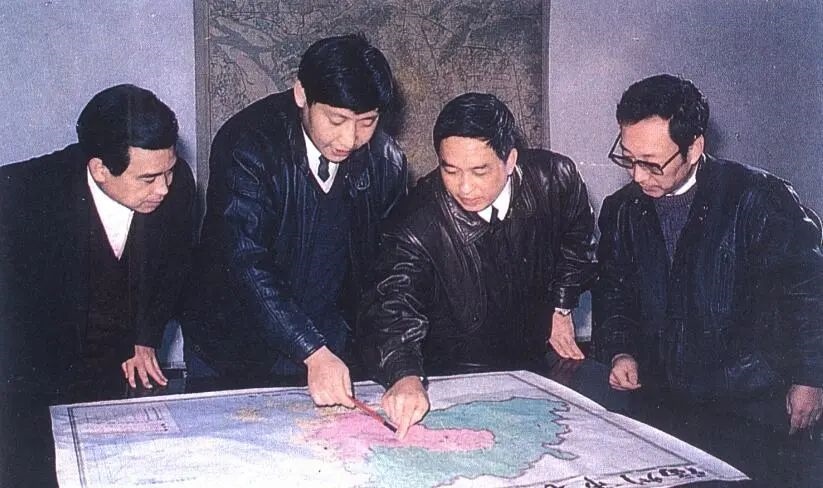 1991年12月，習(xí)近平與同事討論福州市戰(zhàn)略規(guī)劃設(shè)想。（圖源：《習(xí)近平在福州》）