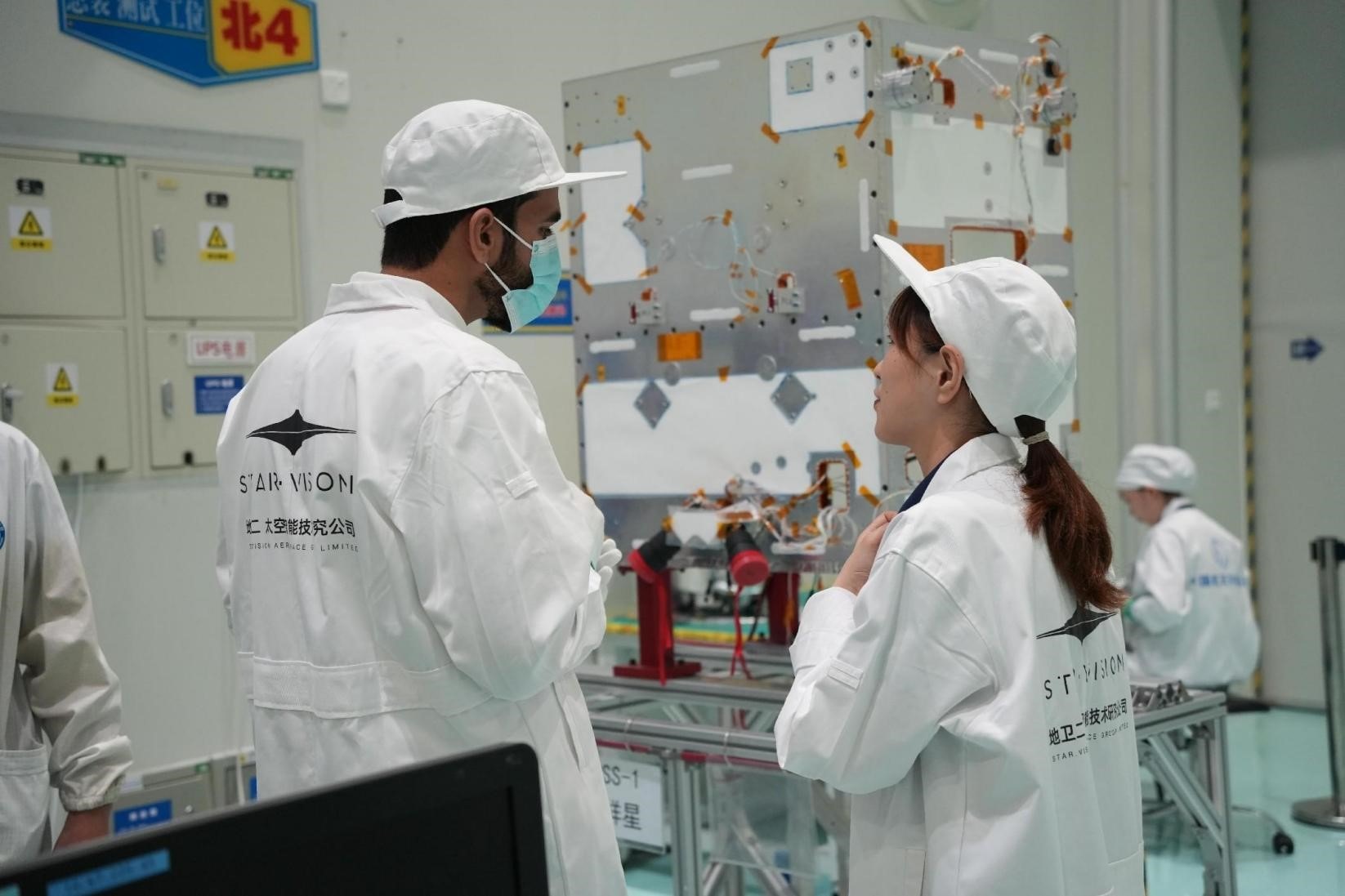 阿曼技術(shù)人員在中國(guó)接受培訓(xùn)。阿曼蘭斯航天公司供圖