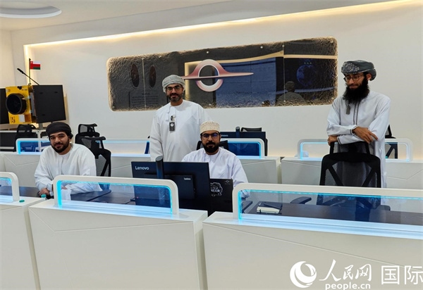 阿曼蘭斯航天公司員工在工作中。人民網(wǎng) 海瑟姆·穆扎恩攝