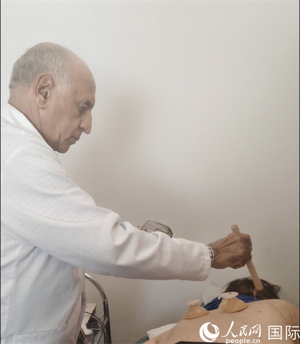 哈利勒正在治療病人。人民網(wǎng)記者 黃培昭攝