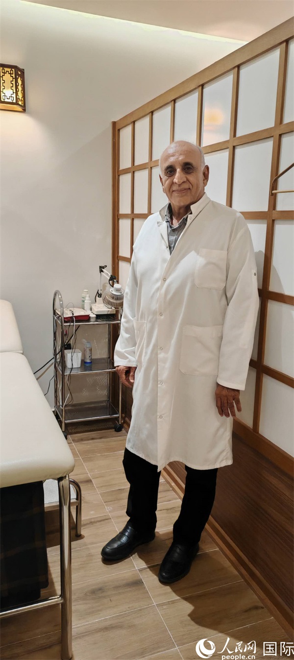 哈利勒在中醫(yī)診所。人民網(wǎng)記者 黃培昭攝