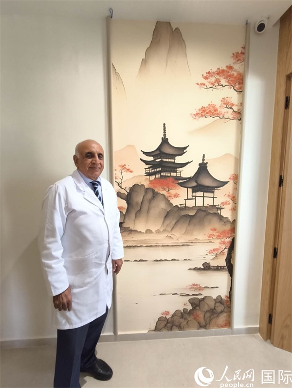 哈利勒的診所中國元素很濃。人民網(wǎng)記者 黃培昭攝