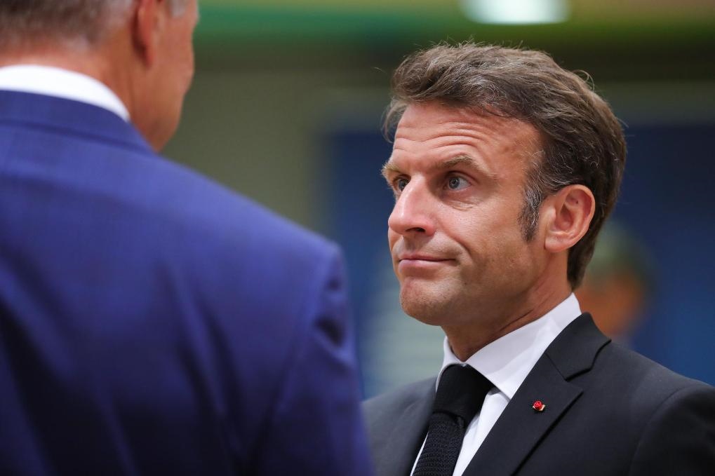 2023年6月29日，在比利時布魯塞爾，法國總統(tǒng)馬克龍（右）準備出席歐盟峰會。新華社記者鄭煥松攝