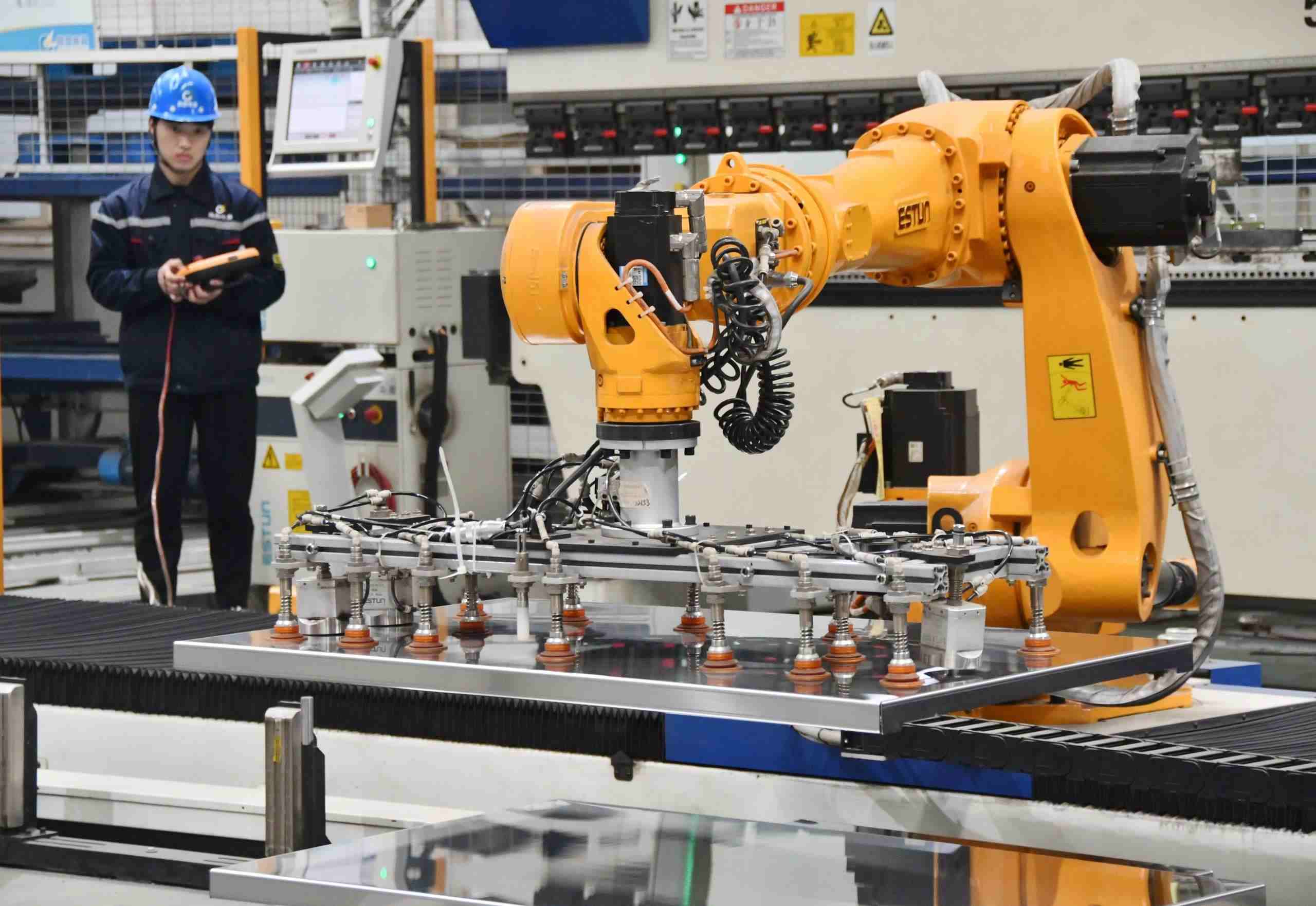 △2025年2月21日，河北邯鄲永年區(qū)工業(yè)園區(qū)的一家企業(yè)，工人正在操控工業(yè)機器人作業(yè)。