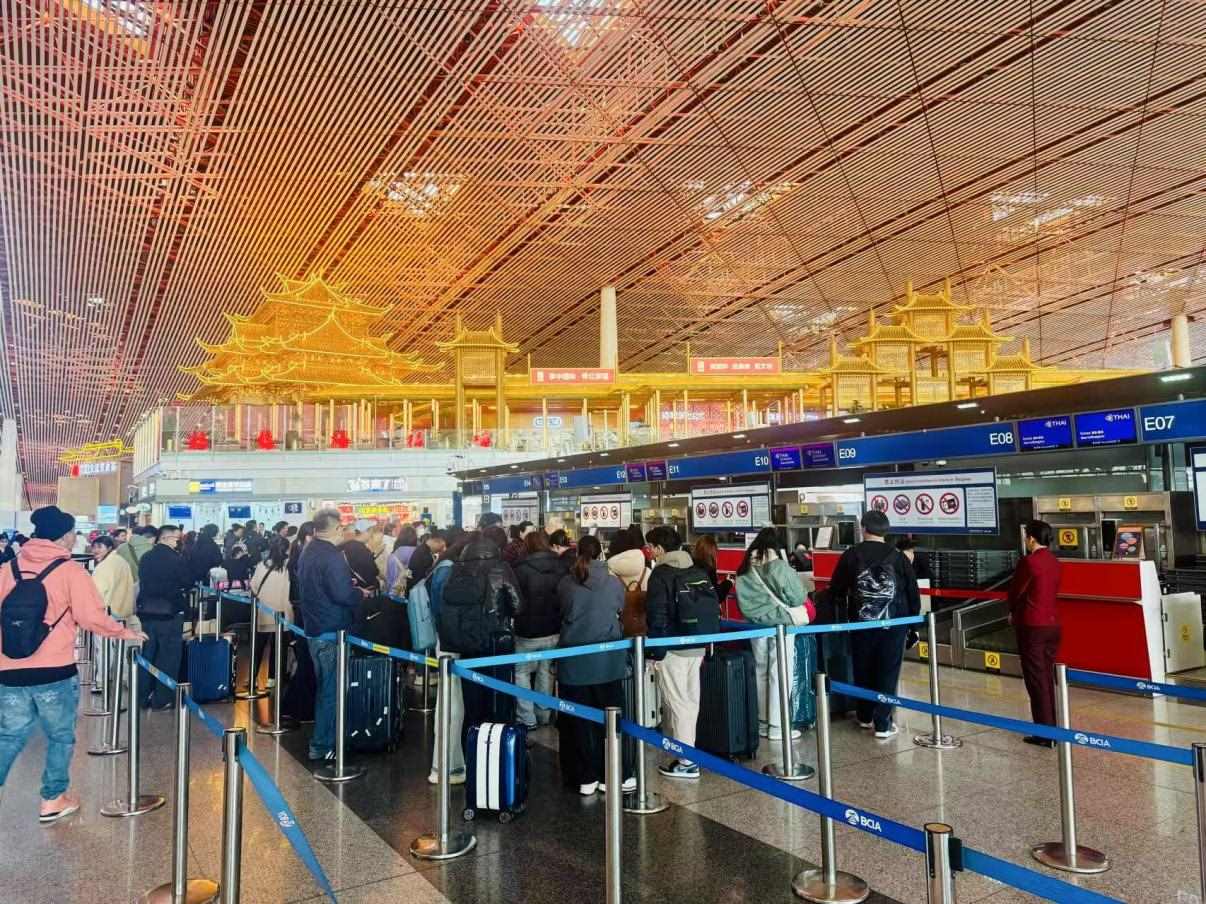 旅客在首都機(jī)場值機(jī)柜臺辦理乘機(jī)手續(xù)。人民網(wǎng)記者 喬雪峰攝