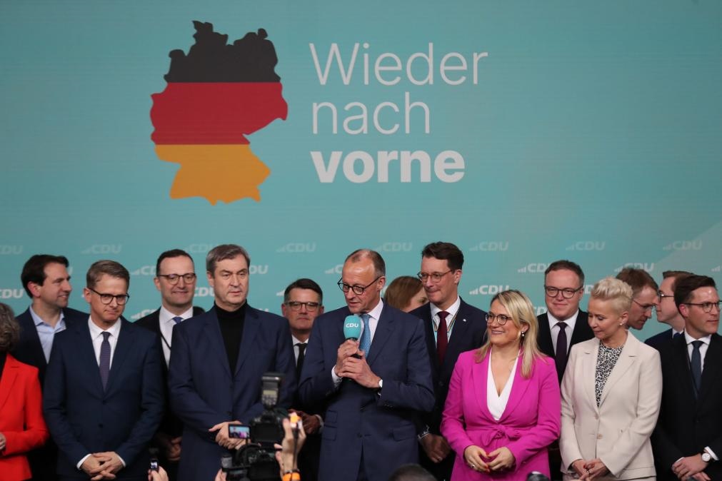 2月23日，在德國柏林的基督教民主聯(lián)盟總部，聯(lián)盟黨總理候選人默茨（中）在出口民調(diào)顯示領(lǐng)先后接受祝賀。新華社記者杜哲宇攝