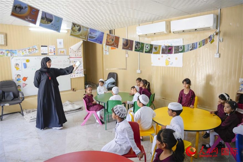 在庫(kù)姆扎爾的學(xué)校，老師正在給孩子們上課。人民網(wǎng) 塔里克·易卜拉欣攝