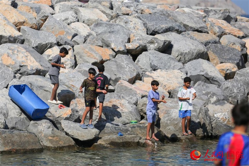 在海邊玩耍的孩子們。人民網(wǎng) 塔里克·易卜拉欣攝