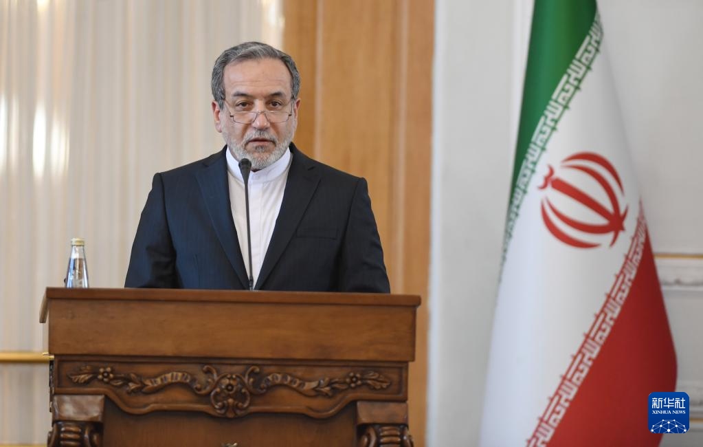 2月25日，在伊朗德黑蘭，伊朗外交部長(zhǎng)阿拉格齊出席聯(lián)合新聞發(fā)布會(huì)。新華社記者 沙達(dá)提 攝