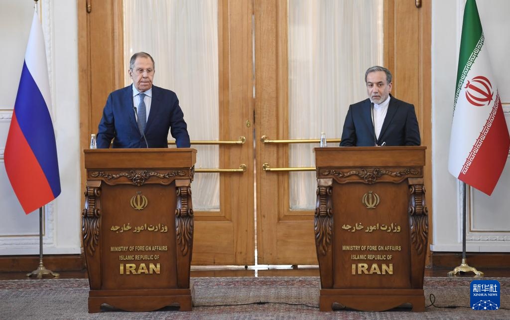 2月25日，在伊朗德黑蘭，伊朗外交部長(zhǎng)阿拉格齊（右）與俄羅斯外長(zhǎng)拉夫羅夫出席聯(lián)合新聞發(fā)布會(huì)。新華社記者 沙達(dá)提 攝