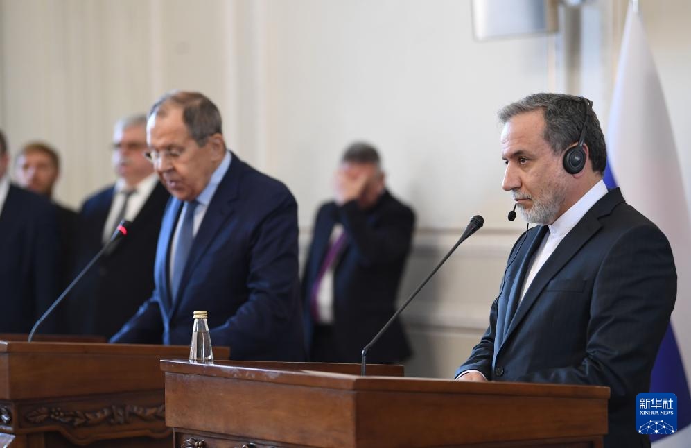 2月25日，在伊朗德黑蘭，伊朗外交部長(zhǎng)阿拉格齊（右）與俄羅斯外長(zhǎng)拉夫羅夫出席聯(lián)合新聞發(fā)布會(huì)。新華社記者 沙達(dá)提 攝